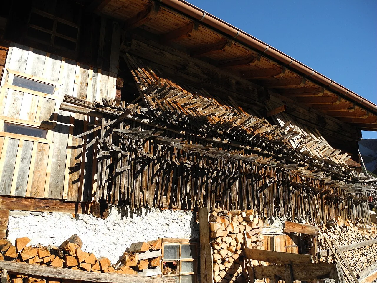 Landwirt bei einer Hühnerschar auf einem Hof